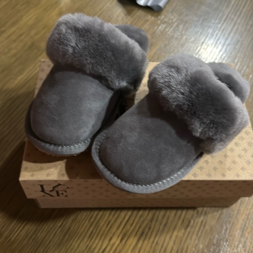 Baby’s brand new suede slippers in size L
